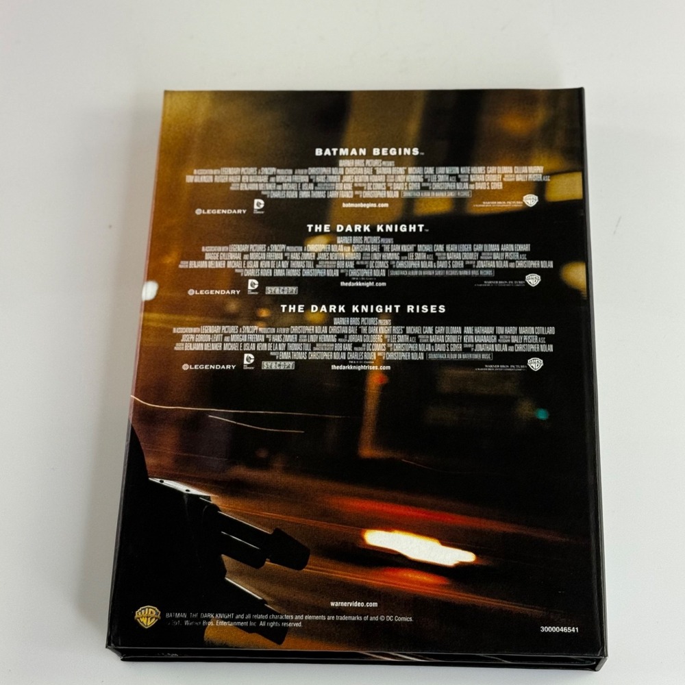 The Dark Knight Trilogy DVD Limited Edition Gift Set Lenticular Art Book 3-Disc - Picture 9 of 15